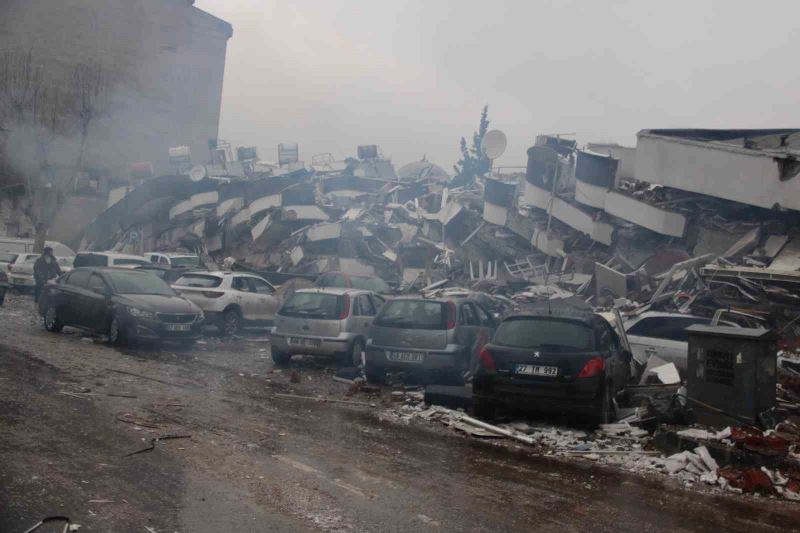 Yakınları enkaz altında kalan vatandaşların acı bekleyişi sürüyor
