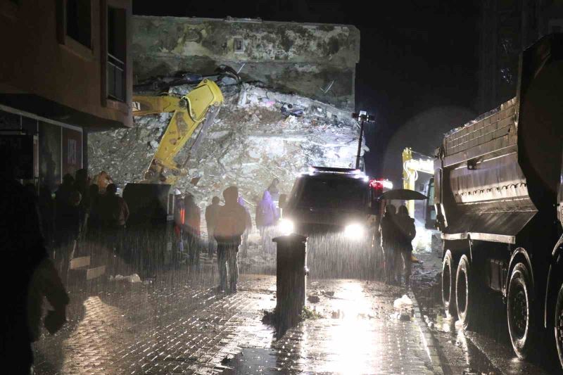 Osmaniye’de arama kurtarma çalışmaları sağanak yağış altında sürüyor
