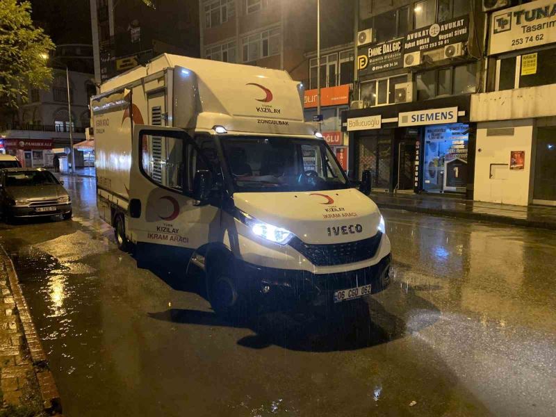 Kızılay deprem bölgesine ekip yolladı
