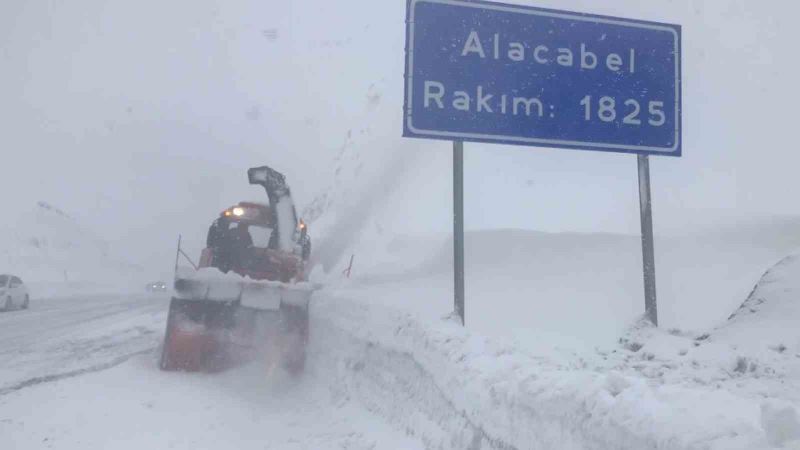 Antalya-Konya karayolunda ulaşım güçlükle sağlanıyor
