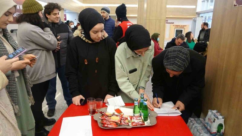 İstanbullular deprem bölgesi için kan vermeye koştu
