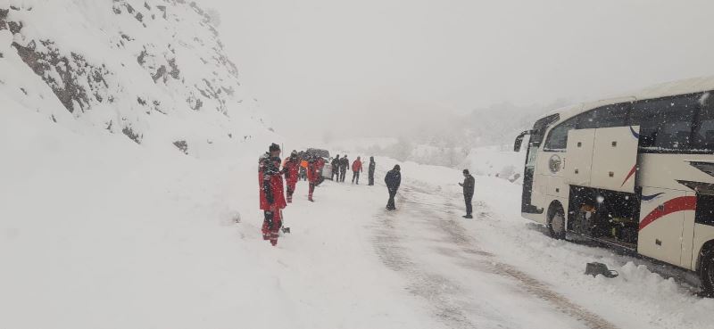 Deprem bölgesine yardıma giden ekip mahsur kaldı
