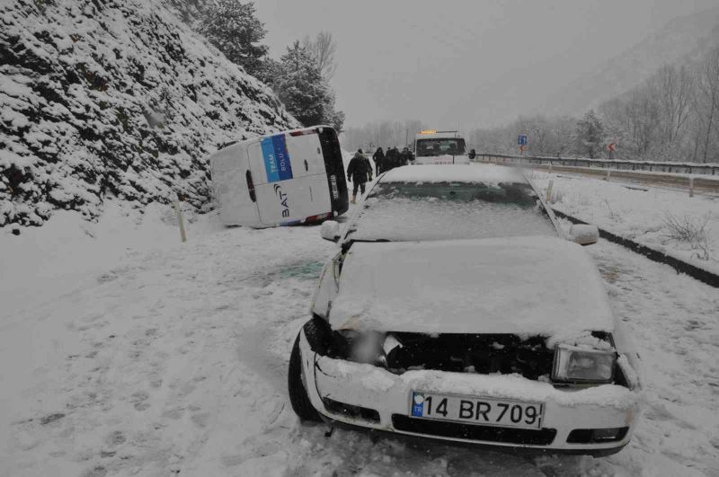 Bolu’da kar sebebiyle 3 araç zincirleme kazaya karıştı
