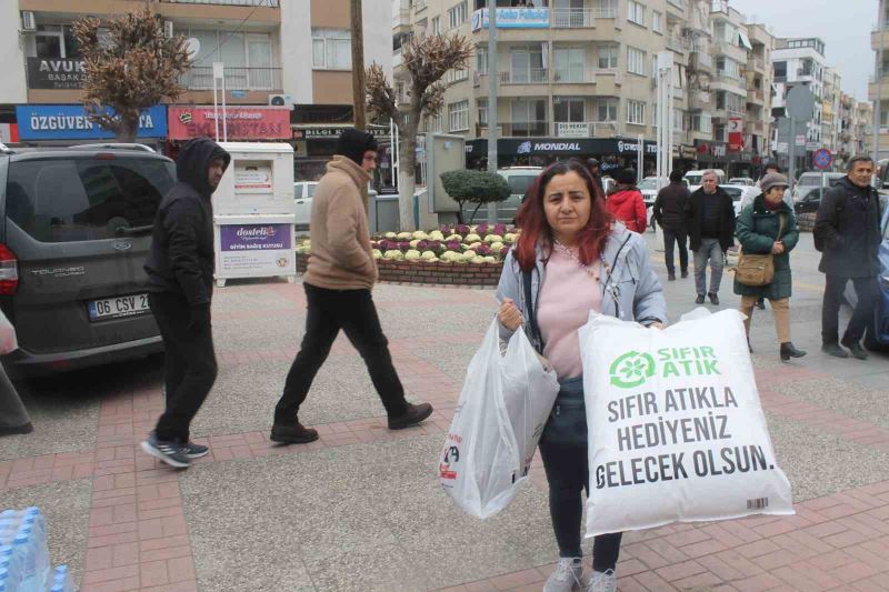 Turgutlulular deprem bölgesi için yardım kampanyasına akın etti
