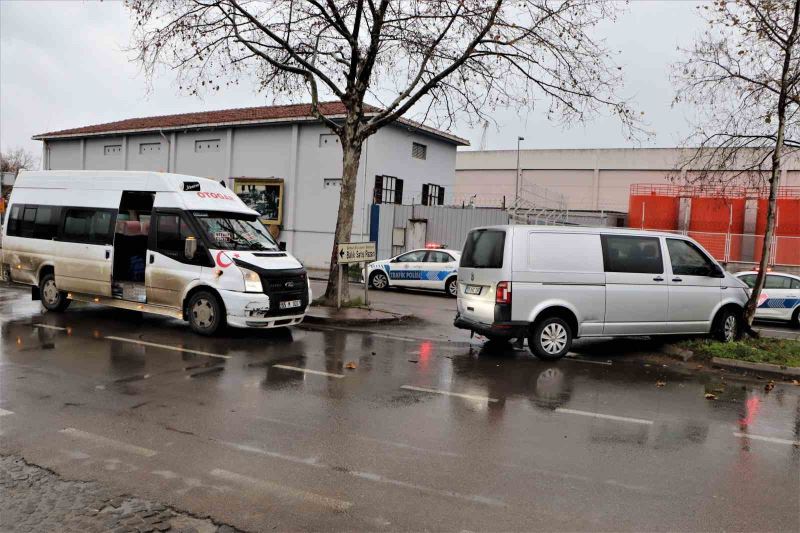 Yolcu minibüsü ile ticari araç çarpıştı: 1 yaralı
