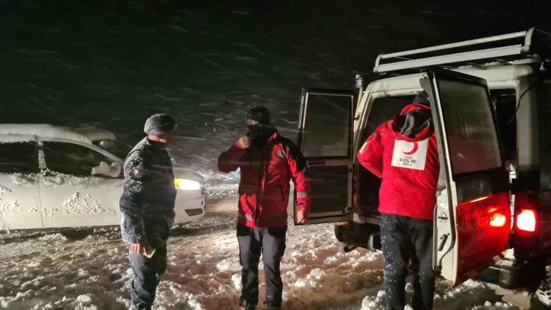 Muğla’da kar sebebi ile mahsur kalanlara kumanya dağıtıldı
