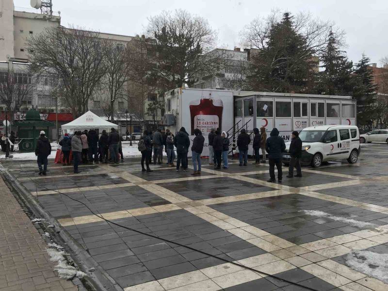 Soğuk havaya rağmen kan bağışı kuyruğu devam ediyor
