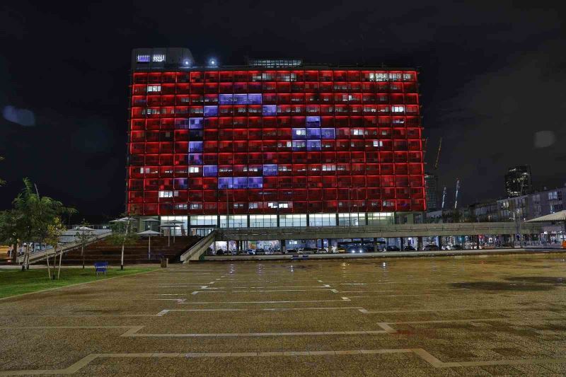 Tel Aviv’de belediye binasına Türk bayrağı silüeti yansıtıldı
