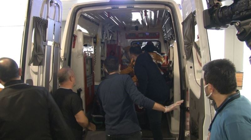 Depremde yaralanan 1’i çocuk 4 kişi ambulans uçakla Ankara’ya getirildi.
