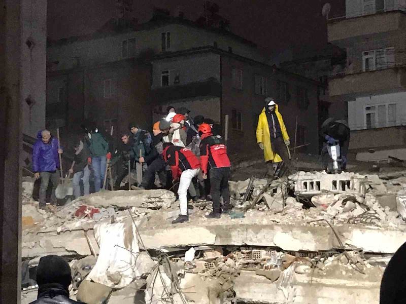 Gaziantep’te 6 katlı bina enkazından 2 ceset çıkartıldı
