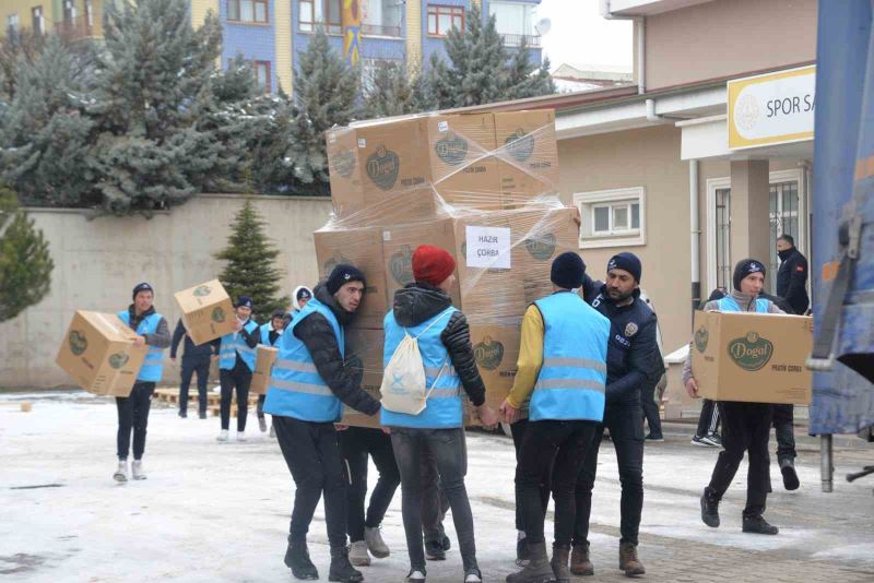 Kahramankazan’dan deprem bölgesine 2 tır dolusu yardım
