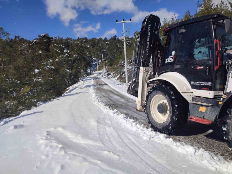 Kemer’in yüksek kesimlerinde kar etkili oldu
