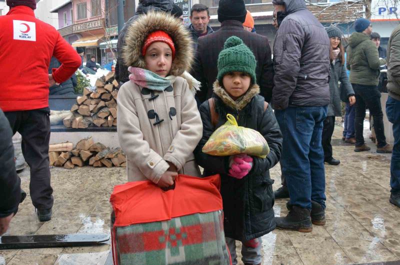 Sındırgı’dan deprem bölgesine yardım seferberliği devam ediyor
