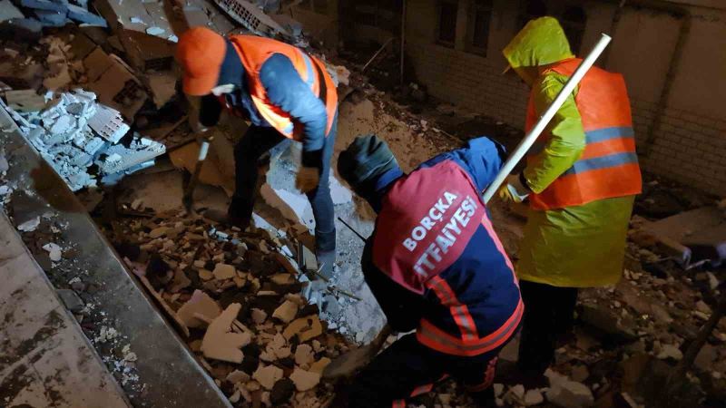 Artvin ekibi Malatya’da genç kadını enkazdan sağ salim çıkartmayı başardı
