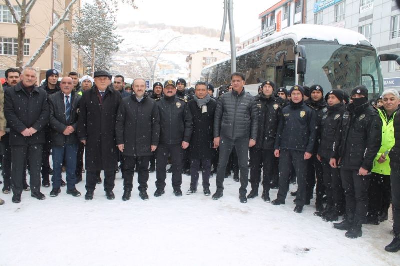 Bayburt Emniyetinden destek gecikmedi: 55 polis deprem bölgesine uğurlandı
