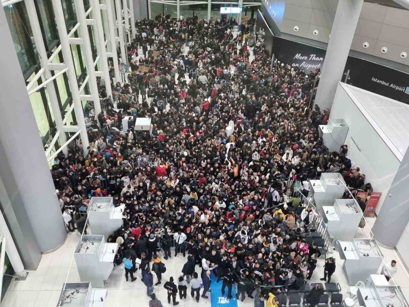 Deprem bölgesine gitmek için İstanbul Havalimanı’na gelen gönüllüler yoğunluğa neden oldu