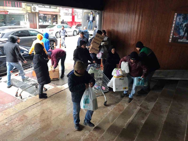 Karacabey, deprem bölgesine yardım için seferber oldu
