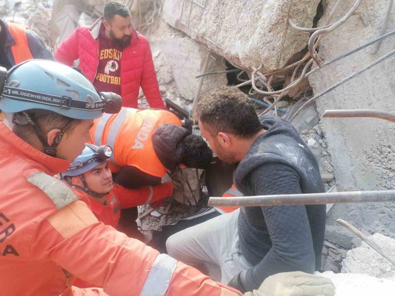 TTK Kandilli Ekibi 8 kişiyi enkazdan sağ çıkardı
