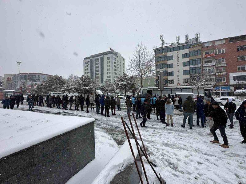 Niğde’de kar altında kan bağışı kuyruğu
