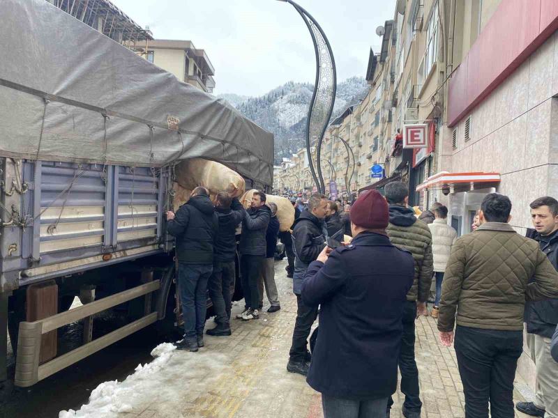 2 yıl önce sel felaketi yaşayan Dereli deprem bölgesine yardım için 