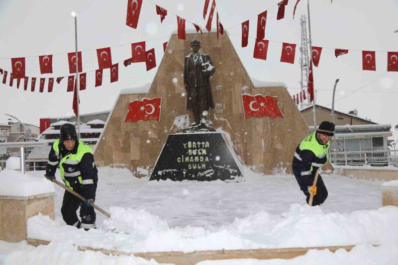 Başkale’de araçlar kara gömüldü, 82 yerleşim yerinin yolu ulaşıma kapandı
