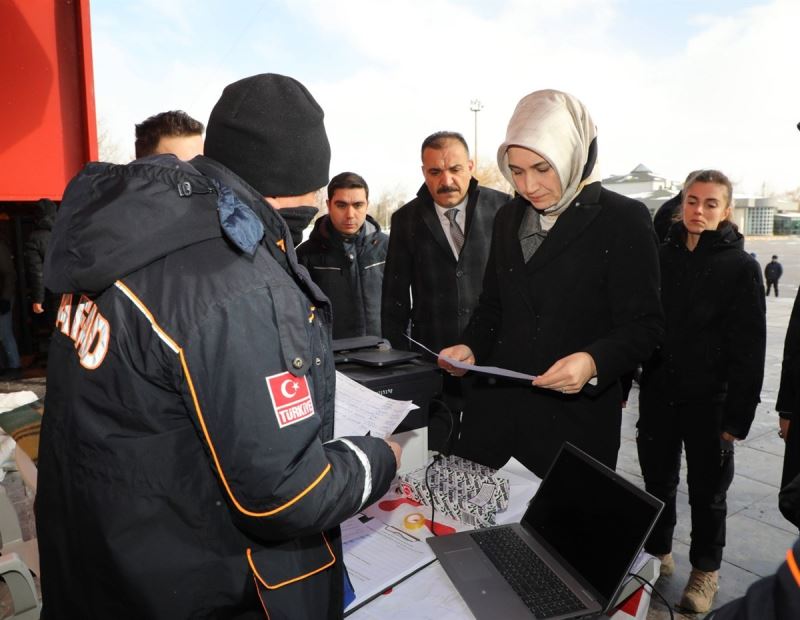 Özel sektörden afet bölgesine önemli iş makinesi ve ekipman desteği
