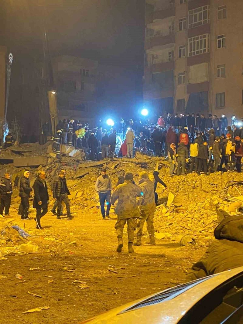 Diyarbakır’da arama kurtarma çalışmaları tekbirler eşliğinde sürüyor
