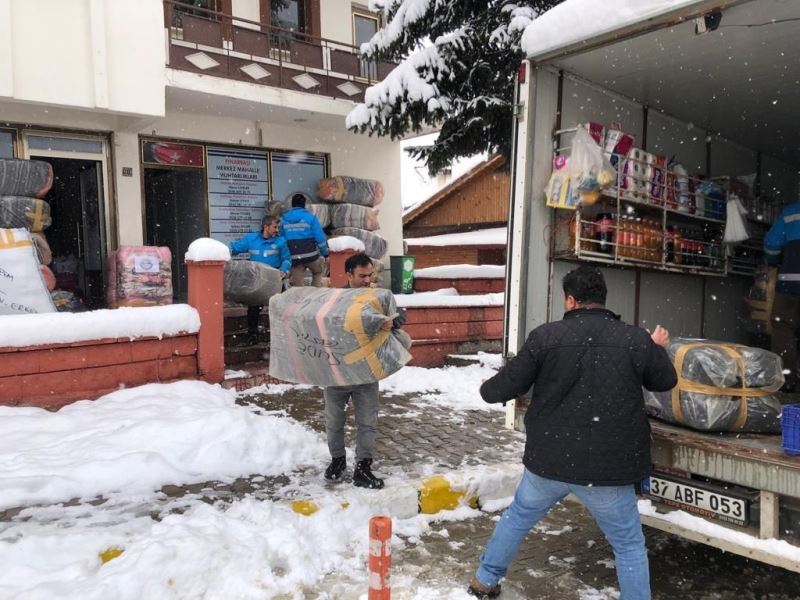 Vatandaşlar, el birliğiyle diktikleri battaniyeleri deprem bölgesine gönderdi
