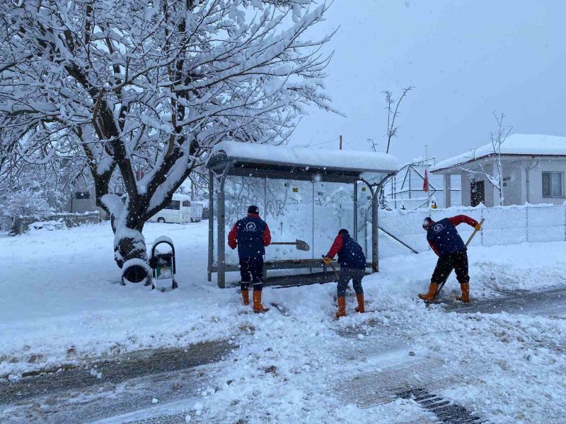 Düzce’de karla mücadele çalışmaları sürüyor
