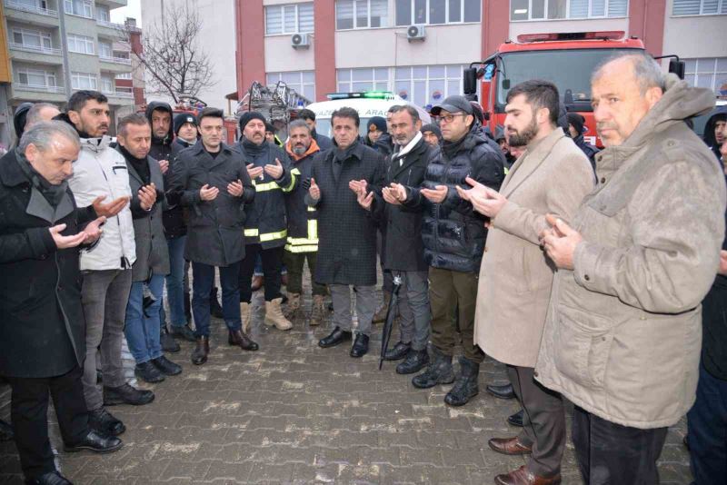 Türkeli’den 1 tır, 2 kamyon ve 9 arama kurtarma ekibi dualarla yola çıktı
