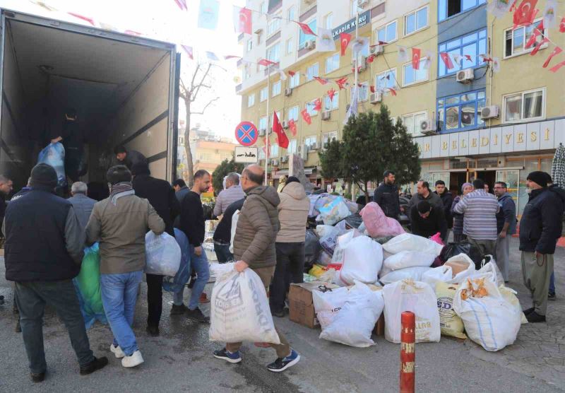 Toroslar Belediyesi, 3’üncü yardım tırını ve 5 transit aracı deprem bölgesine gönderdi
