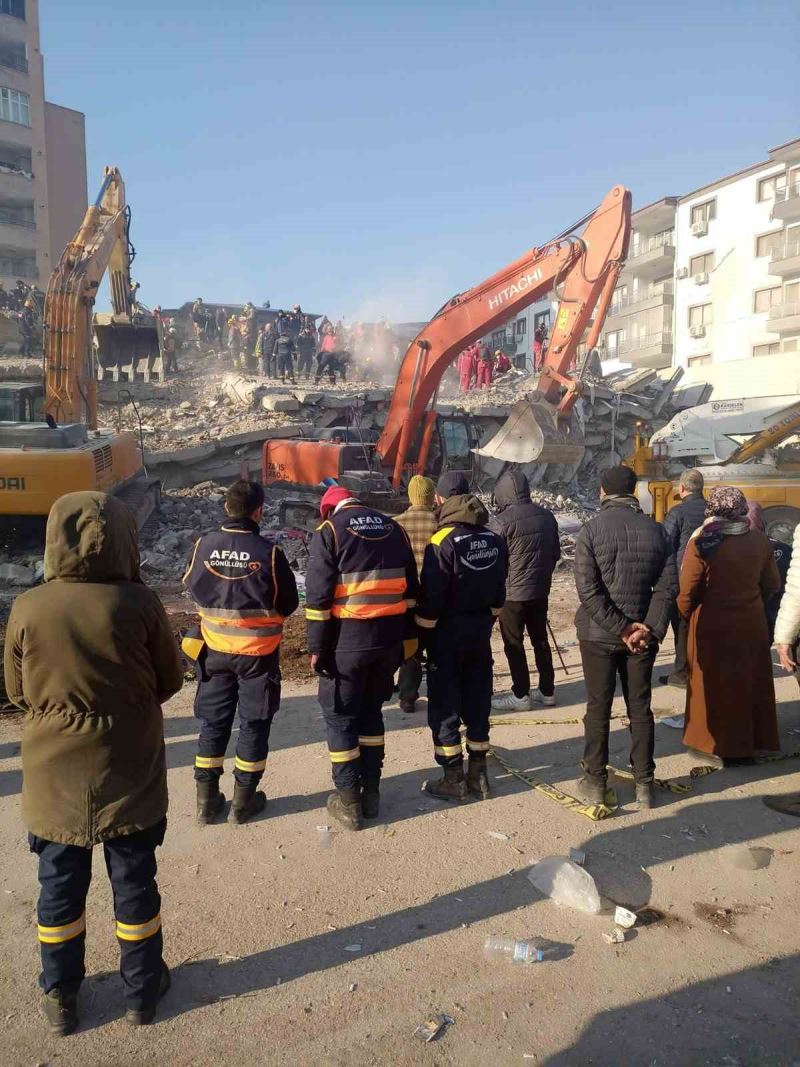 Enkaz kurtarma çalışmalarında artçı depreme böyle yakalandılar
