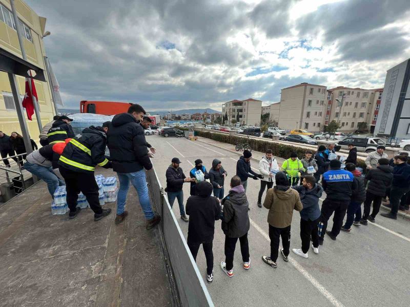 Bergama’dan depremzedelere gönderilen tır sayısı 11’e yükseldi
