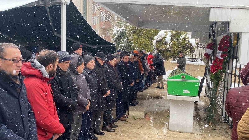 Eşi ve çocuğuyla birlikte enkaz altında can vermişti, Kocaeli’de son yolculuğuna uğurlandı
