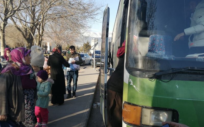 Manisa Büyükşehir Belediyesinin otobüsleri depremzedelerin hizmetinde
