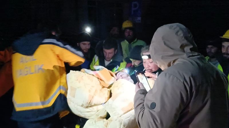 Hatay Antakya’da bir kadın sağ kurtarıldı
