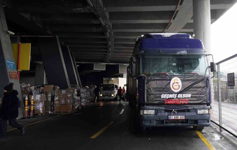 Nef Stadyumu’nda depremzedelere yardım çalışmaları devam ediyor
