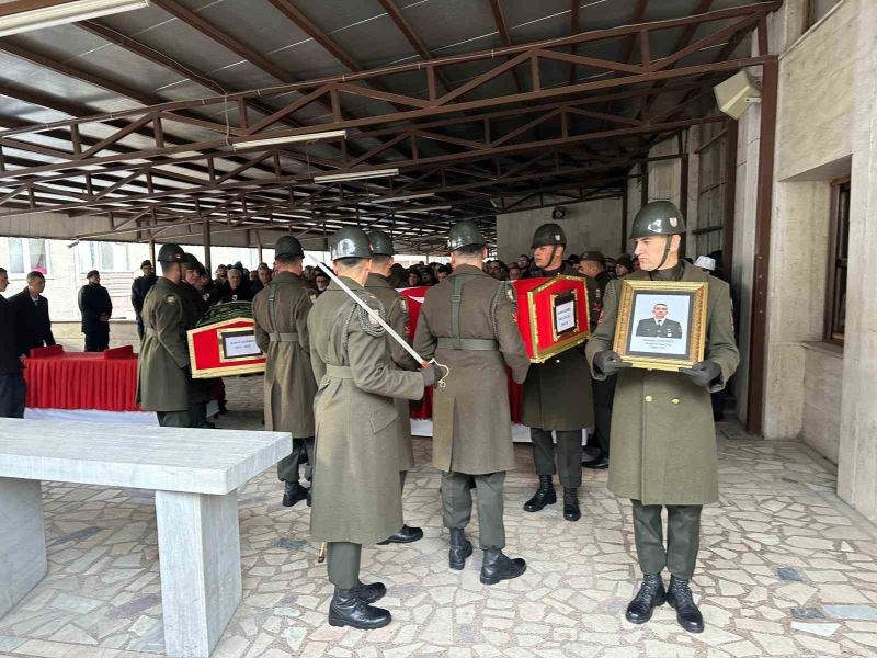 Enkaz altında can veren uzman çavuş ve 12 yaşındaki oğlu Kızılcahamam’da toprağa veridi
