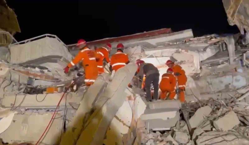 İnsani Yardım Tugayı, arama-kurtarma çalışmalarına gece boyunca devam etti
