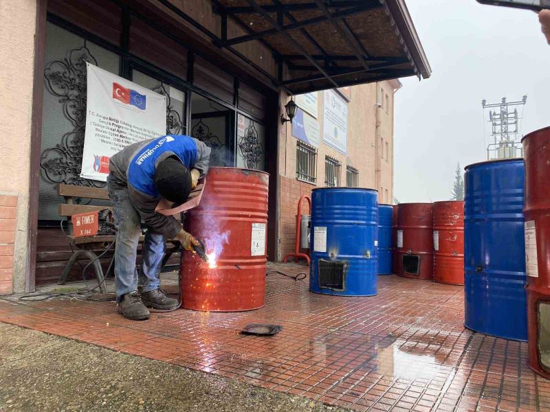 Okullarda depremzedeler için sokak sobaları üretiliyor
