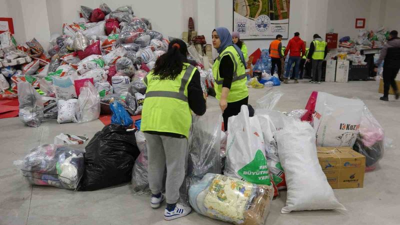 Elazığ’dan deprem bölgesine yardımlar sürüyor
