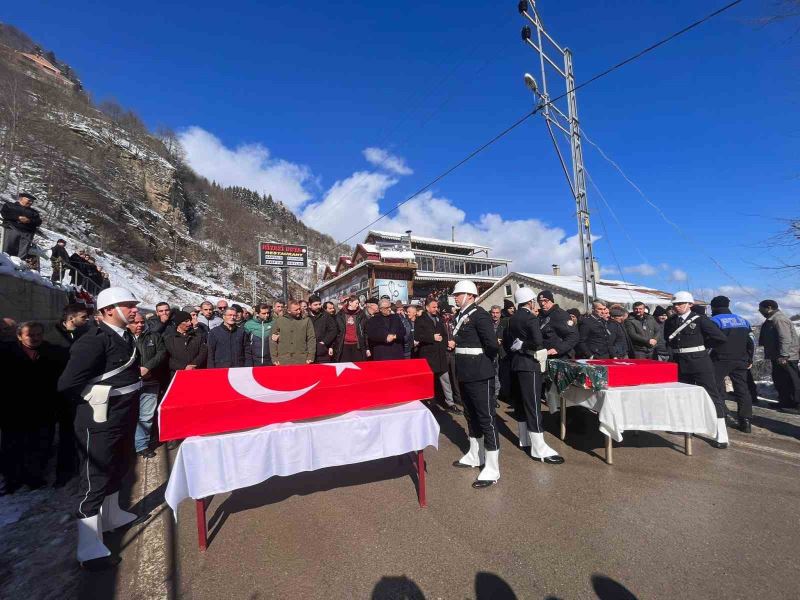 Kardeşi, yengesi ve yeğenini enkaz altından çıkartan uzman çavuş Esat Alkurt yaşadığı çaresizliği gözyaşları ile anlattı
