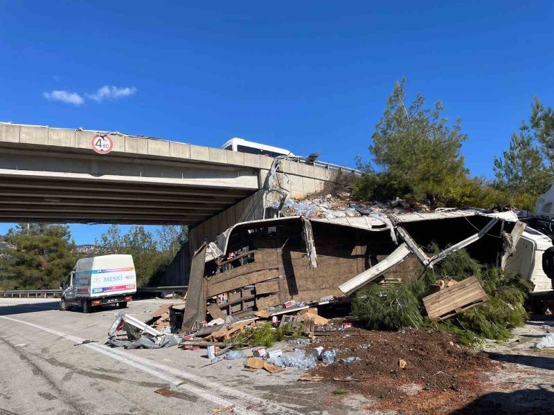 Deprem bölgesine giden tır kaza yaptı: 2 yaralı
