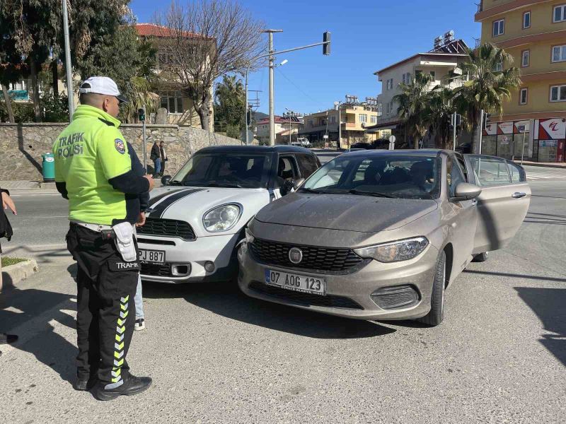 Malatya’dan Alanya’ya giden depremzede kaza yaptı
