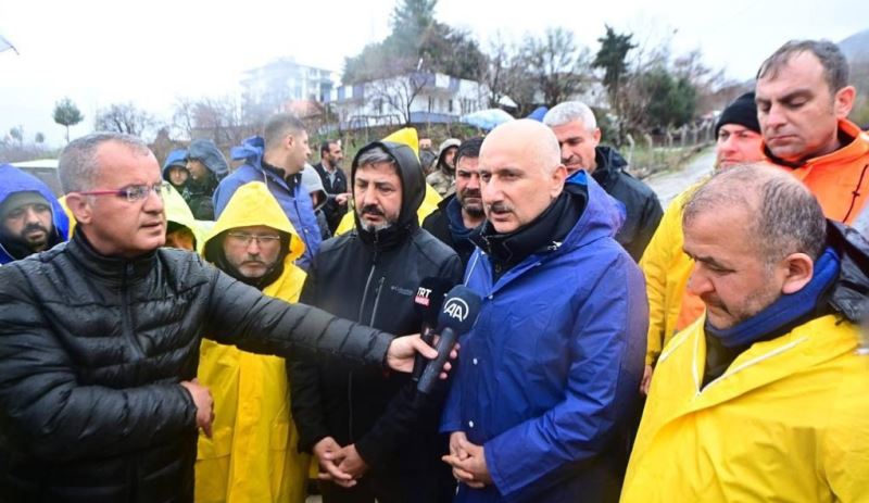 ULAŞTIRMA VE ALTYAPI BAKANI KARAİSMAİLOĞLU: SELDEN ETKİLENEN ADIYAMAN TUT İLÇESİNDE 160 KİŞİLİK EKİBİMİZ ARAMA FAALİYETLERİNE DEVAM EDİYOR