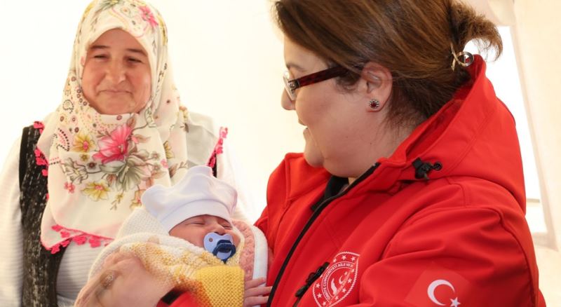 Aile ve Sosyal Hizmetler Bakanımız Derya Yanık Kahramanmaraş’ta Depremzedeleri Ziyaret Etti