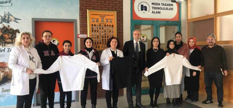 MESLEK LİSESİ MODA TASARIM ÖĞRENCİLERİ DEPREMZEDELER İÇİN KOLLARI SIVADI