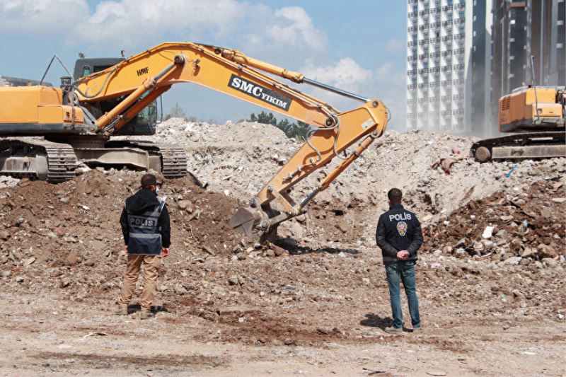 Polis Enkaz Başında Nöbette: Değerli Eşyalar Sahiplerine Teslim Ediliyor