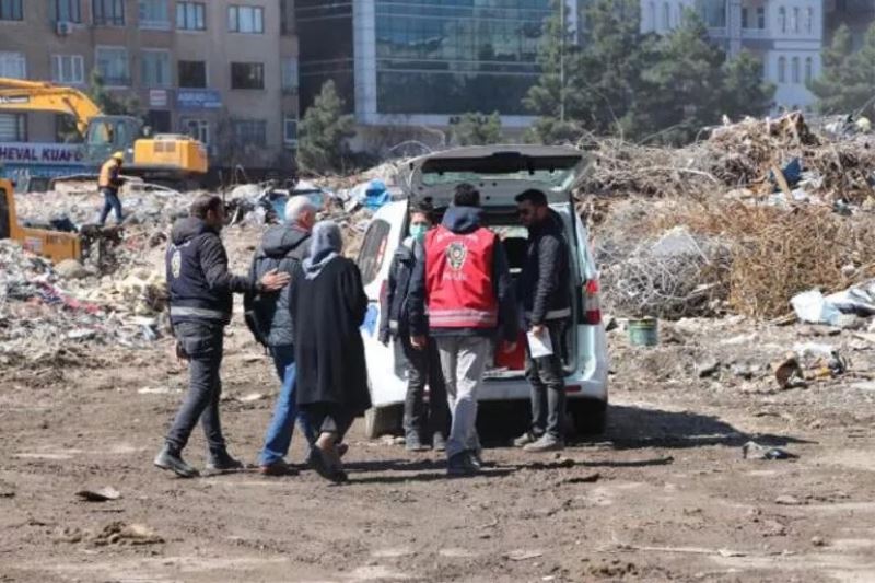 Polis Ekipleri Enkazda Bulunan 500 Bin TL