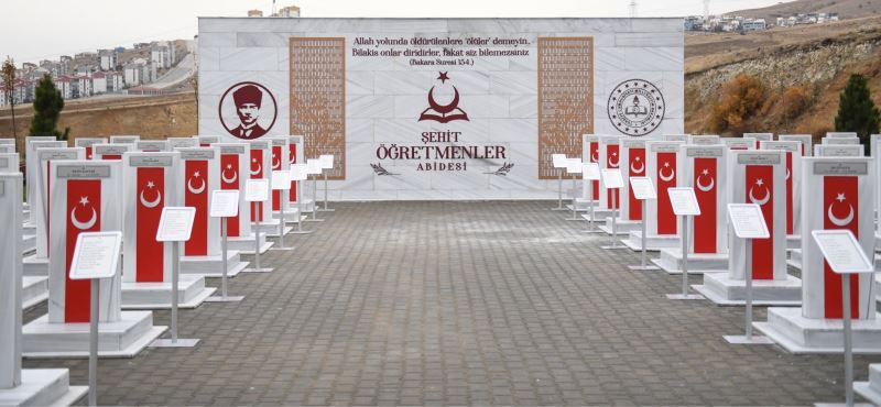 BAKAN YUSUF TEKİN, ŞEHİT ÖĞRETMENLERİ ANDI